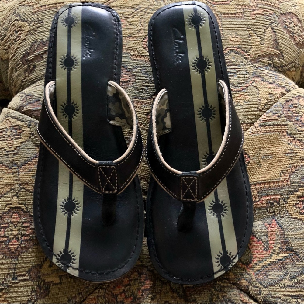 Clarks Flip-Flops Wedge Sandals Black Leather Fit Like Size 9 EUC